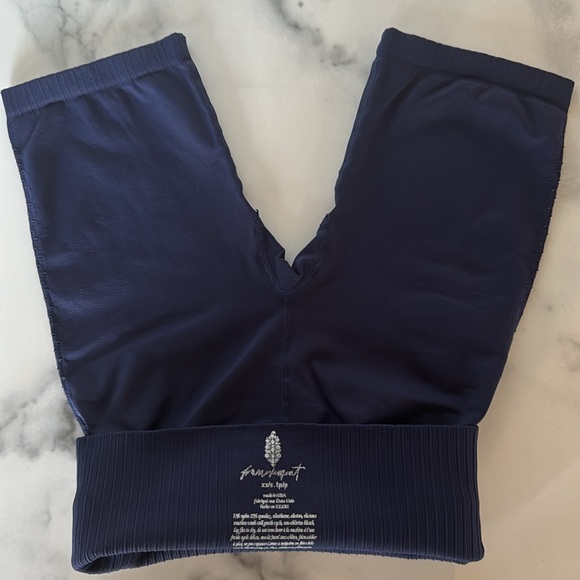 Free People Good Karma Biker Short Stretch Compression Navy NWOT Mid length XS/S - Picture 7 of 8